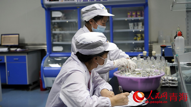 工作人员对牛奶进行酸度测定。人民网 杨泽秋摄